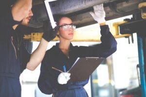 La prueba estática de vehículos permite detectar daños en la estructura interna y externa del coche, como la carrocería y el motor