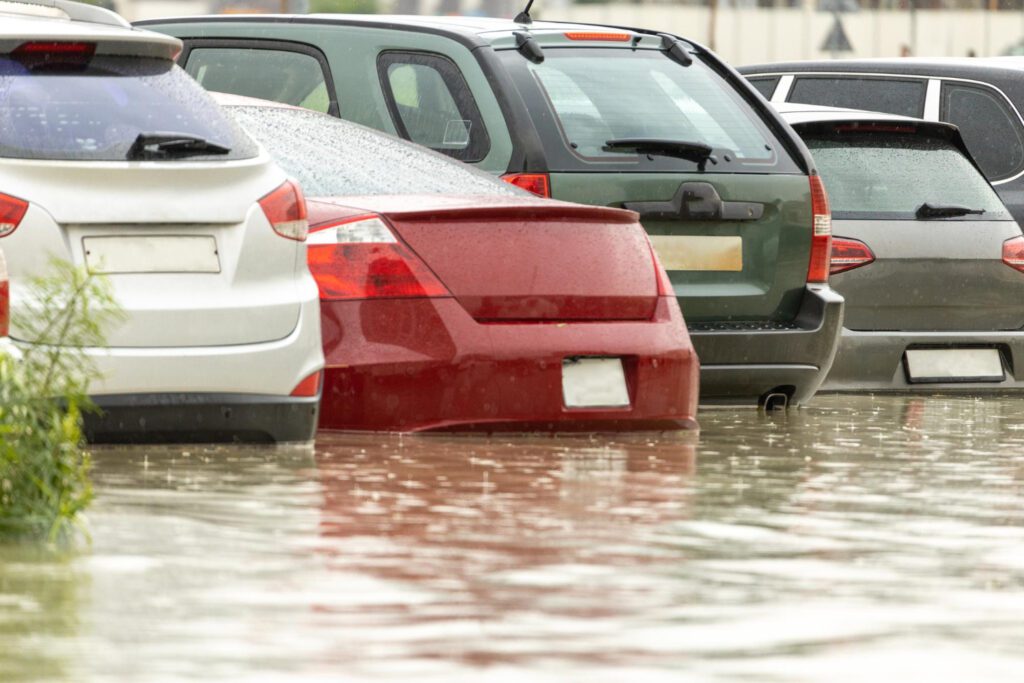 Los daños por inundaciones en el vehículo pueden reclamarse ante el Consorcio y, en ciertos casos, ante tu aseguradora