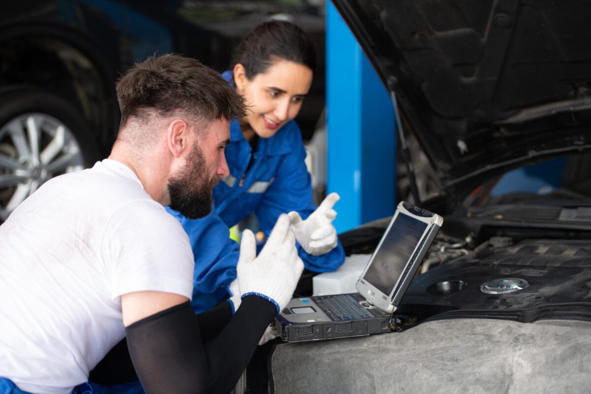 Revisar tu coche antes de ponerlo en venta en una excelente forma de conocer su estado. ¡Te contamos cada cuánto hacer las revisiones!