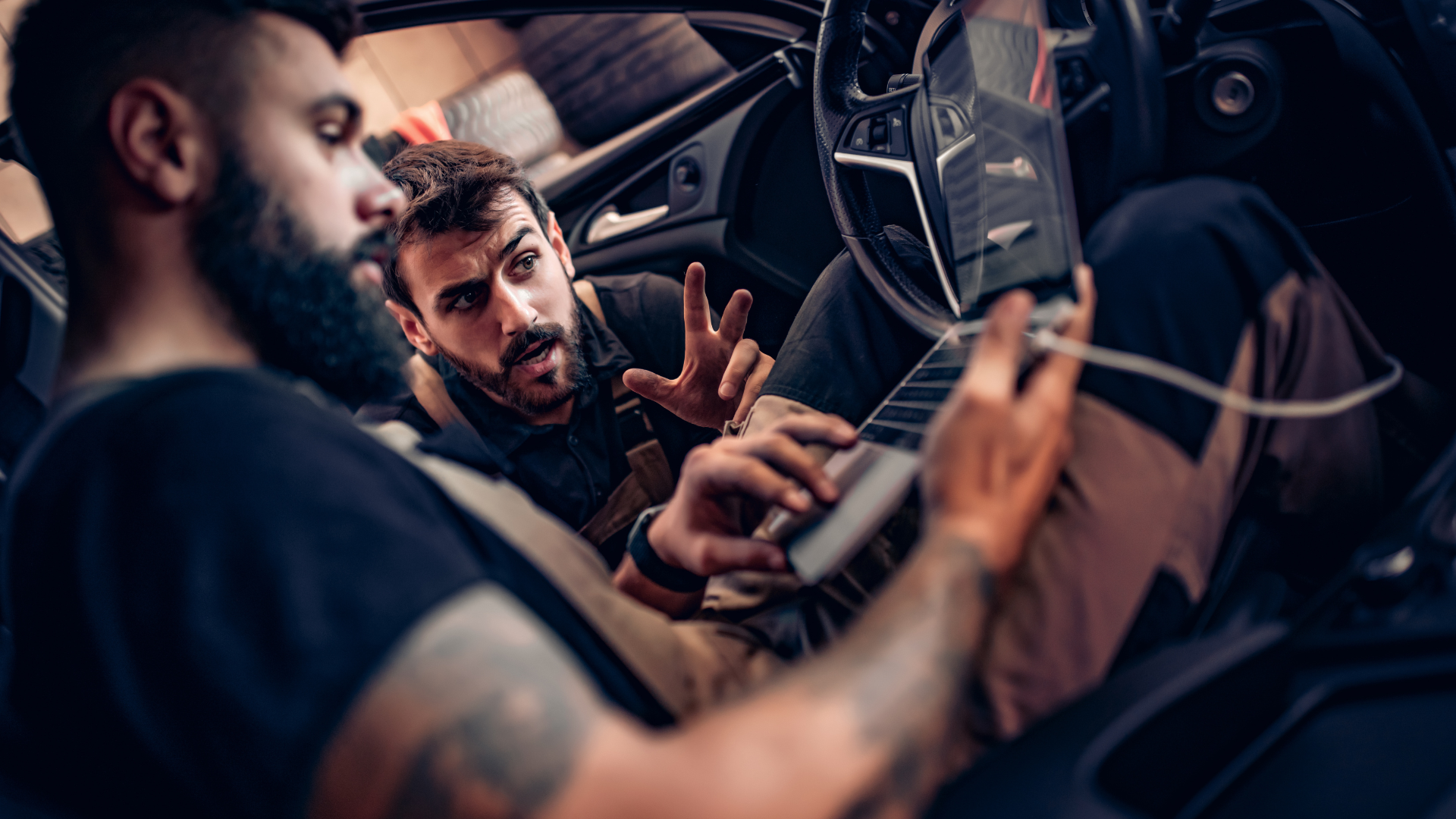 Técnicos revisando vicio oculto en coche